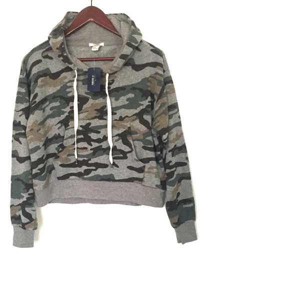 Forever 21 Sweaters - •Forever 21• NWT Camouflage Cropped Sweatshirt